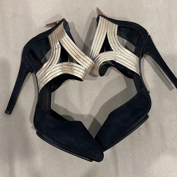 SCHUTZ Bismah Cut Out Suede Pump Black Size 7.5 - Picture 9 of 9